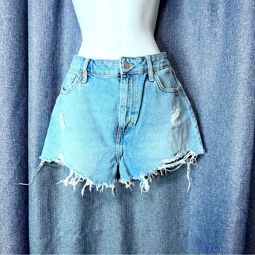 FOREVER 21 Women’s Mini Distressed Denim Shorts size 29 light blue washed